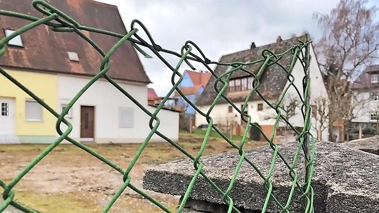 Noch stehen die alten Häuser in der Schlaffhäusergasse 7 - drei Mehrfamilienhäuser sollen entstehen.  Foto: Michael Busch