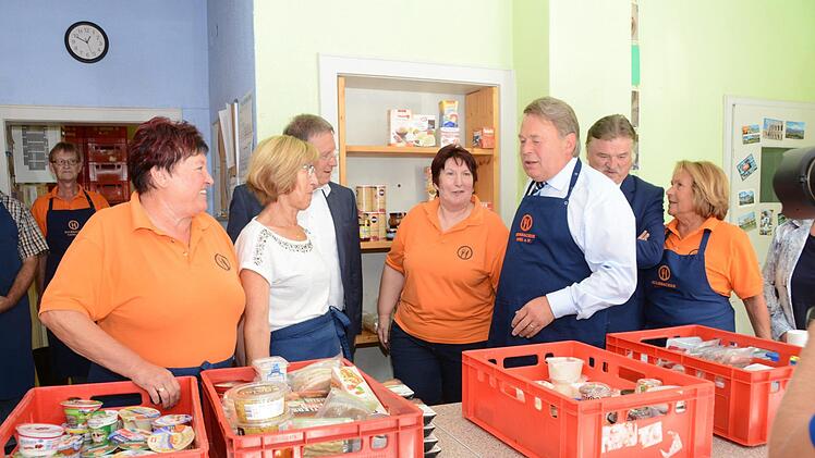 Minister Helmut Brunner zu Gast bei der Kulmbacher Tafel Foto: Dagmar Besand