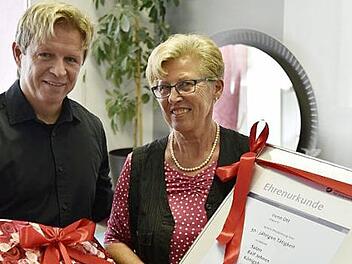 Ralf Jehnes gratulierte Irene Ott zum 50. Arbeitsjubiläum. Foto: Snater