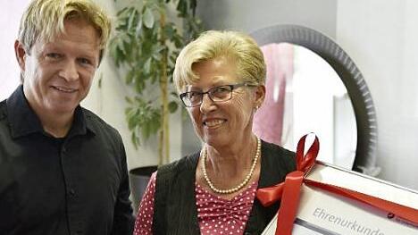 Ralf Jehnes gratulierte Irene Ott zum 50. Arbeitsjubiläum. Foto: Snater