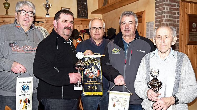 Die Vereinsmeister (v.l.) Hans Schramm, Gerhard Popp und Vinzenz Dorsch wurden bei der Hauptversammlung geehrt, wobei Andreas Welsch und Georg Tempel (im Vordergrund v.l.) stellvertretend die Auszeichnungen in Empfang nahmen.  Foto: Dieter Radziej