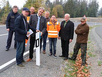 Beim Ausbau der Kreisstraße 18 zwischen Hirschfeld und Windheim wurden zahlreiche Leitpfosten mit dem erfolgreich getesteten Wildwarner ausgestattet. Vorne Projektkoordinator Klaus Riedel (links) und Landrat Klaus Löffler.  Foto: Rainer Glissnik
