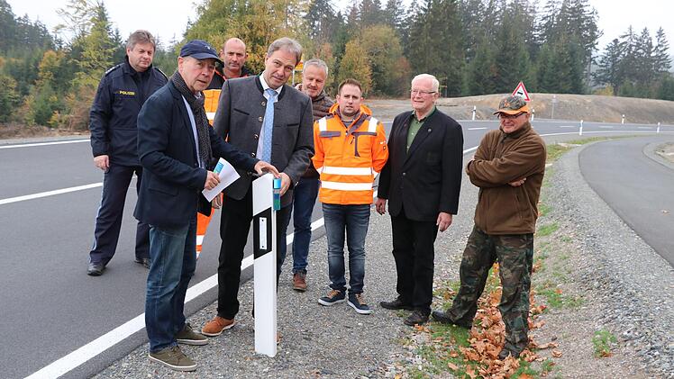 Beim Ausbau der Kreisstraße 18 zwischen Hirschfeld und Windheim wurden zahlreiche Leitpfosten mit dem erfolgreich getesteten Wildwarner ausgestattet. Vorne Projektkoordinator Klaus Riedel (links) und Landrat Klaus Löffler.  Foto: Rainer Glissnik