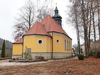 Die Stadt finanziert die Erschließung des Friedhofes (rechts), die Kirche zahlt die restliche Sanierung.  Foto: JH