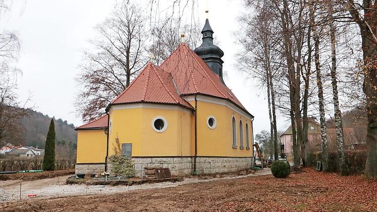 Die Stadt finanziert die Erschließung des Friedhofes (rechts), die Kirche zahlt die restliche Sanierung.  Foto: JH