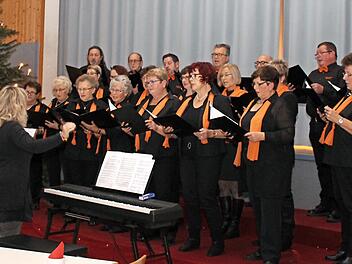 Die Singgemeinschaft Wachenroth mit Chorleiterin Sylvia Malzer sang weihnachtliche Weisen. Fotos: Evi Seeger