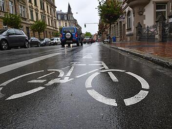 Bamberg testet ab Sommer erstmals in der Friedrichstraße einen zwei Meter breiten Radfahrstreifen. Die Autos müssen weichen. Für Aktivisten ein Anfang, doch sollte noch mehr für den Radverkehr getan werden. Doch, passiert nicht schon genug?     Foto: Ronald Rinklef