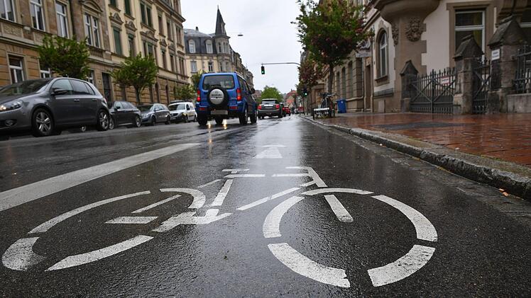 Bamberg testet ab Sommer erstmals in der Friedrichstraße einen zwei Meter breiten Radfahrstreifen. Die Autos müssen weichen. Für Aktivisten ein Anfang, doch sollte noch mehr für den Radverkehr getan werden. Doch, passiert nicht schon genug?     Foto: Ronald Rinklef
