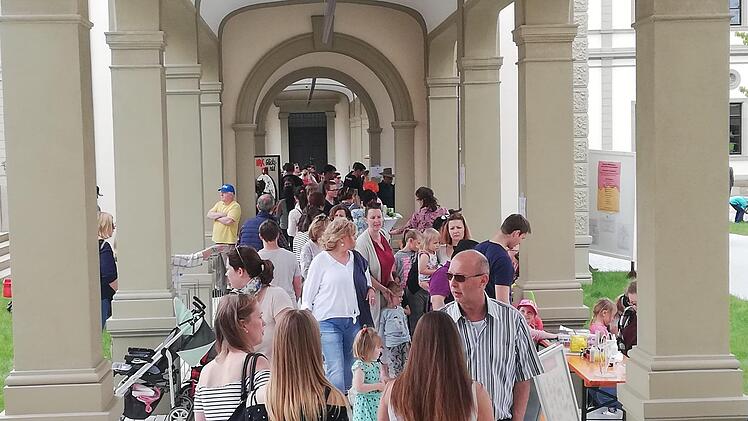Bummeln, Schauen, Ausruhen oder das Gespräch mit Freunden prägten am Feiertag das ungewöhnliche Stimmungsbild im Innenhof des LuitpoldbadesSigismund von Dobschütz