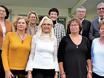 Gleich fünf Mitarbeiter des Awo-Kreisverbandes wurden in den Ruhestand verabschiedet und Rita Krappmann für ihr 25-jähriges Dienstjubiläum geehrt. Unser Bild zeigt (vorne, von links) Albrecht Diller, Rita Krappmann, Regina Hesse, Heidemarie Wallner, Monika Dittrich-Baaske und Marliese Küfner, (hinten, von links) Awo-Kreisgeschäftsführerin Elisabeth Weith, Awo-Hauptgeschäftsführerin Margit Vogel, Awo-Kreisvorsitzende Inge Aures, Ehrenkreisvorsitzenden Oskar Schmidt und stellvertretenden Kreisv...