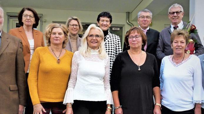 Gleich fünf Mitarbeiter des Awo-Kreisverbandes wurden in den Ruhestand verabschiedet und Rita Krappmann für ihr 25-jähriges Dienstjubiläum geehrt. Unser Bild zeigt (vorne, von links) Albrecht Diller, Rita Krappmann, Regina Hesse, Heidemarie Wallner, Monika Dittrich-Baaske und Marliese Küfner, (hinten, von links) Awo-Kreisgeschäftsführerin Elisabeth Weith, Awo-Hauptgeschäftsführerin Margit Vogel, Awo-Kreisvorsitzende Inge Aures, Ehrenkreisvorsitzenden Oskar Schmidt und stellvertretenden Kreisv...