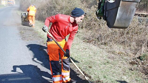 Der Randstreifen des Windsburgweges wird von Mitarbeitern des Bauhofs hergerichtet.  Foto: Thomas Malz