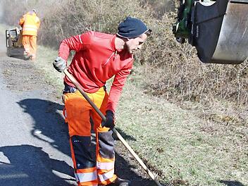 Der Randstreifen des Windsburgweges wird von Mitarbeitern des Bauhofs hergerichtet.  Foto: Thomas Malz
