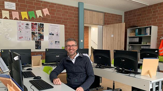 Hier würde er auch gerne die Schulbank drücken: Bürgermeister Jochen Vogel.   Foto: Anja Vorndran