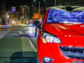 Fahrrad kollidiert mit Auto bei Verkehrsunfall in N&uuml;rnberg