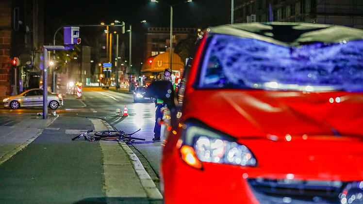 Fahrrad kollidiert mit Auto bei Verkehrsunfall in N&uuml;rnberg