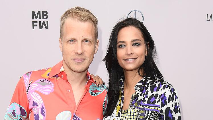 Amira Aly hat im Podcast dar&uuml;ber gesprochen, wie Ex-Mann Oliver Pocher sie in ihren ersten &ouml;ffentlichen Auftritt "reingeredet" habe.