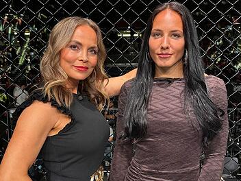 Am Samstag, 14. Juni, überträgt RTL+ eine MMA-Kampfnacht vor 30.000 Zuschauern aus Prag. Mit dabei ist der deutsche Shootingstar Alina Dalaslan (rechts), die von Regina Halmich betreut wird. Die 48-jährige Boxlegende erklärt im Interview, weshalb MMA-Kämpfe die Menschen faszinieren.