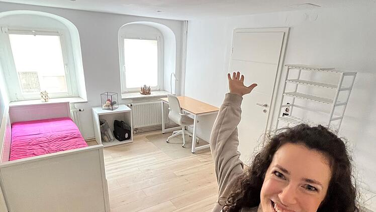 Anne freut sich über das Ergebnis, ein aufgeräumten Raum, zu dem ihr Corinna verholfen hat.