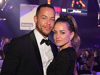 Ex-Bachelor Andrej Mangold und Influencerin Annika Jung haben sich auf den Malediven verlobt.