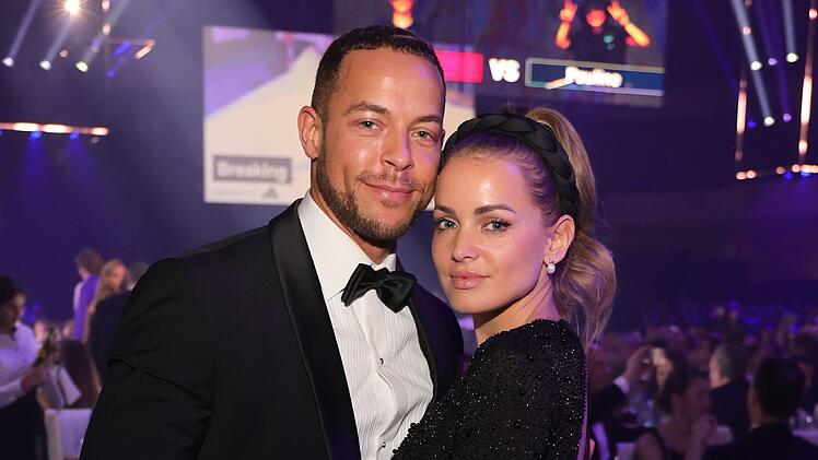 Ex-Bachelor Andrej Mangold und Influencerin Annika Jung haben sich auf den Malediven verlobt.