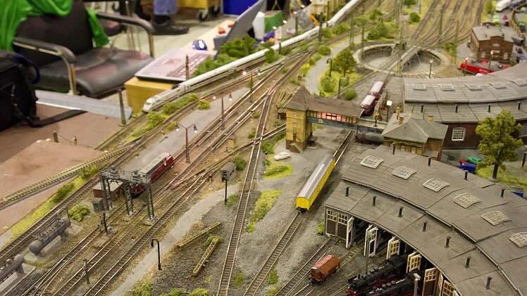 Das Bahnbetriebswerk mit Drehscheibe und Lokschuppen hatten die Eisenbahnfreunde aus Fürth aufgebaut, die in diesem Jahr zum ersten Mal an den Modellbahntagen teilnahmen.