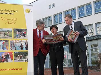 Sie stehen künftig an der Spitze der neuen oberfränkisch-südthüringischen Tourismusregion (von links): Michael Busch, Christine Zitzmann und Michael Amthor. Foto: Berthold Köhler
