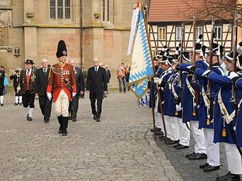 Zu den Klängen des York'schen Marsches schritt Landeshauptmann Oberst Jürgen Völkl zusammen mit dem stellvertretenden Landeshauptmann Josef Maier, Regierungspräsident Dr. Paul Beinhofer, Bürgermeister Claus Bittenbrünn und Landrat Wilhelm Schneider (von links) die Front der Bürgerwehr Neustadt an der Waldnaab und der Kommandanten ab. Fotos: Gerold Snater