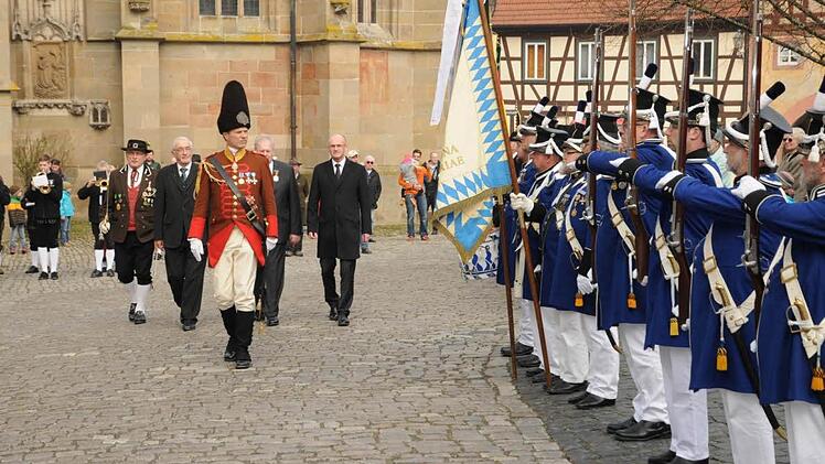 Zu den Kl&auml;ngen des York'schen Marsches schritt Landeshauptmann Oberst J&uuml;rgen V&ouml;lkl zusammen mit dem stellvertretenden Landeshauptmann Josef Maier, Regierungspr&auml;sident Dr. Paul Beinhofer, B&uuml;rgermeister Claus Bittenbr&uuml;nn und Landrat Wilhelm Schneider (von links) die Front der B&uuml;rgerwehr Neustadt an der Waldnaab und der Kommandanten ab. Fotos: Gerold Snater