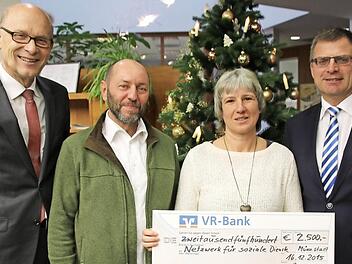 Hans Beudert (links) und Roland Streng (rechts) überreichten an Karlheinz Friedel und Maria Herleth die Spende für die Wohngruppe in Münnerstadt.  Foto: Heike Beudert