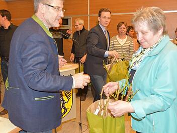 Die Sieger des Wettbewerbs "Stauden" bekamen Pflanzen überreicht. Foto: Gabi Arnold
