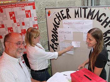 Stefanie Bayer (rechts) konnte einige Gesuche nach Ehrenämtlern für die neue Kronacher Mitmach-Börse entgegennehmen. Fotos: Andreas Schmitt