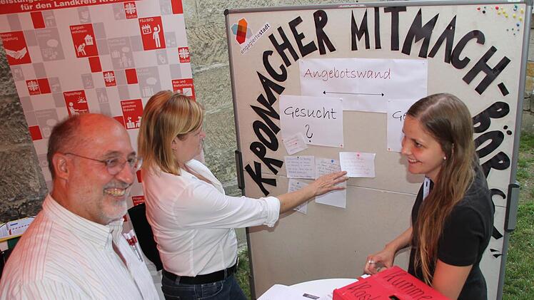Stefanie Bayer (rechts) konnte einige Gesuche nach Ehrenämtlern für die neue Kronacher Mitmach-Börse entgegennehmen. Fotos: Andreas Schmitt
