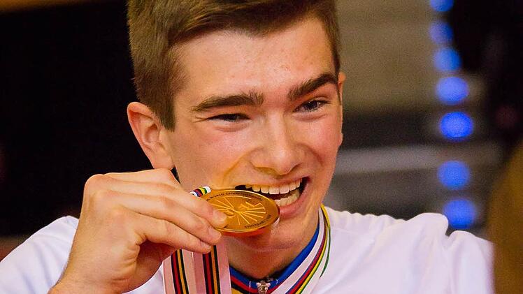 Lukas Kohl prüft die Echtheit seiner Goldmedaille. Foto: O. Stoll/dieSportFotografen.de
