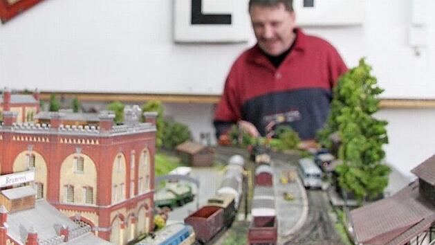 Matthias Sperling kontrolliert die Märklin-Anlage. Denn bei den Fahrtagen am kommenden Wochenende muss alles perfekt laufen Foto: Sonny Adam