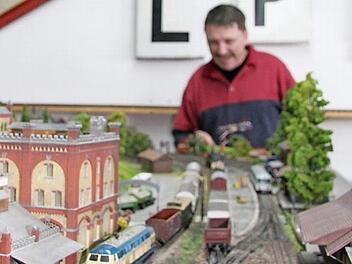 Matthias Sperling kontrolliert die Märklin-Anlage. Denn bei den Fahrtagen am kommenden Wochenende muss alles perfekt laufen Foto: Sonny Adam
