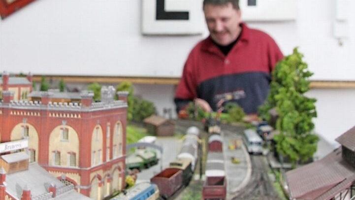 Matthias Sperling kontrolliert die Märklin-Anlage. Denn bei den Fahrtagen am kommenden Wochenende muss alles perfekt laufen Foto: Sonny Adam