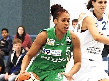 Die Neuverpflichtung Jamiyah Bethune (l.) kam in ihrem ersten Pflichtspiel f&uuml;r die DJK Brose auf zehn Punkte. Foto: Sebastian Gut