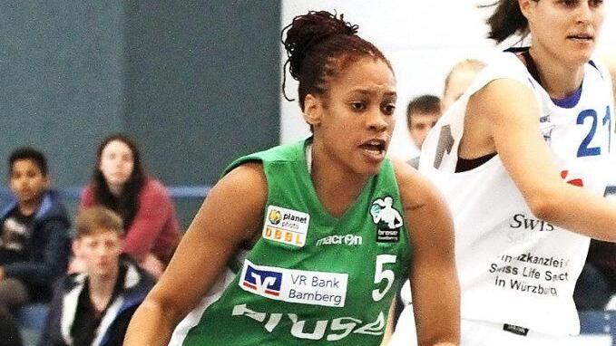 Die Neuverpflichtung Jamiyah Bethune (l.) kam in ihrem ersten Pflichtspiel f&uuml;r die DJK Brose auf zehn Punkte. Foto: Sebastian Gut