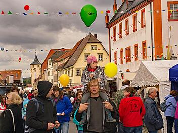 Auch wenn das Wetter nicht optimal war, kamen doch viele tausend Besucher aus nah und fern zum 40. Haßfurter Straßenfest.  Ulrike Langer