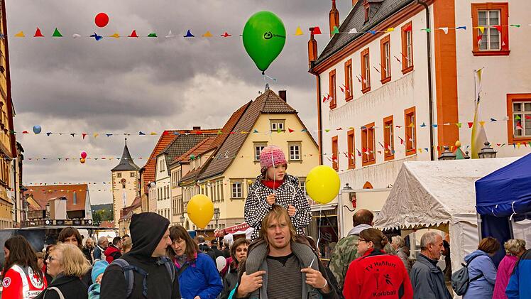 Auch wenn das Wetter nicht optimal war, kamen doch viele tausend Besucher aus nah und fern zum 40. Haßfurter Straßenfest.  Ulrike Langer