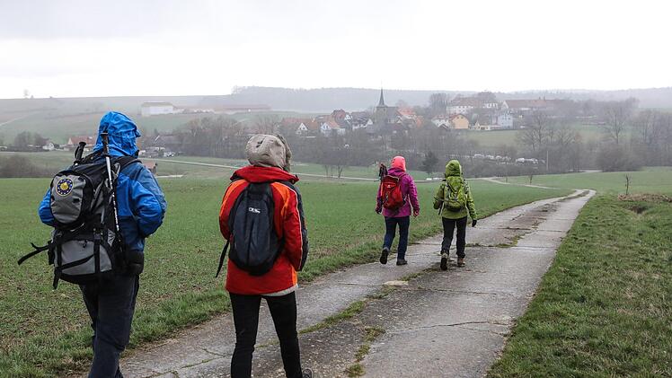 Auch Pilger müssen schlechtes Wetter aushalten. Foto: Barbara Herbst