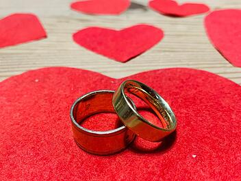 Ringe gehören bei einer Hochzeit einfach dazu.   Foto: Anja Vorndran