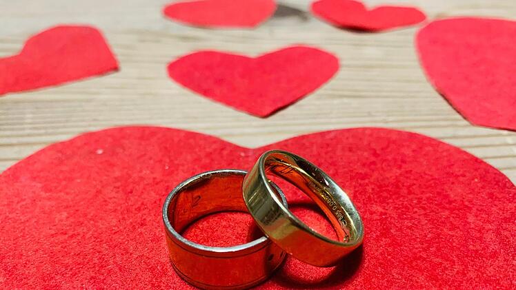 Ringe gehören bei einer Hochzeit einfach dazu.   Foto: Anja Vorndran