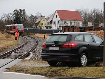 Auto kollidiert an Bahn&uuml;bergang in Roth mit Regionalzug