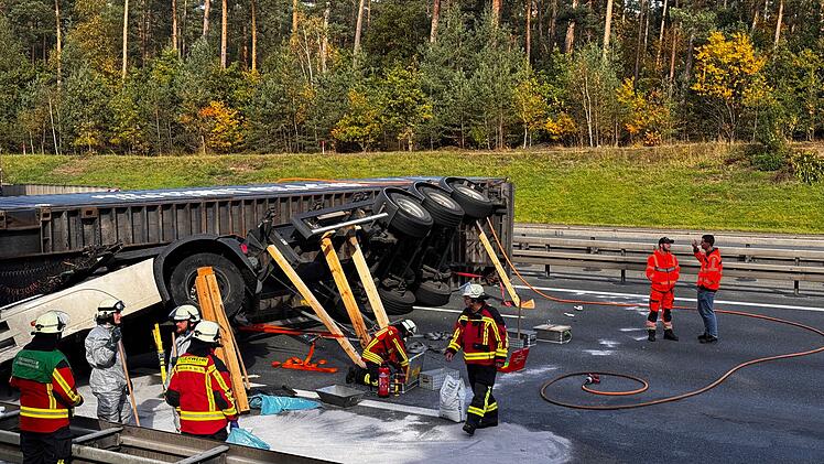 Unfall auf A3 bei Behringersdorf: Lkw liegt quer auf Fahrbahn - Sperrung dauert mehrere Stunden