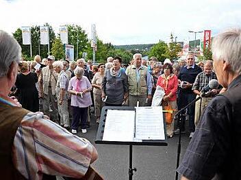 Edmund Seller (links) und Robert Bauch leiteten das einstündige Chorkonzert. Die Garitzer haben die Wetter gewonnen. Foto: Peter Rauch