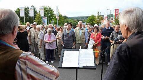 Edmund Seller (links) und Robert Bauch leiteten das einstündige Chorkonzert. Die Garitzer haben die Wetter gewonnen. Foto: Peter Rauch