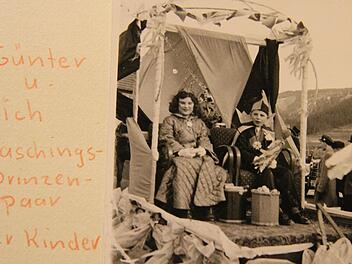 Gabriele Schübel muss über die Fotos heute noch lachen. Denn ihr goldener Mantel wurde zwar eigens für den Fasching genäht, später aber zum Bademantel umfunktioniert. Foto: privat