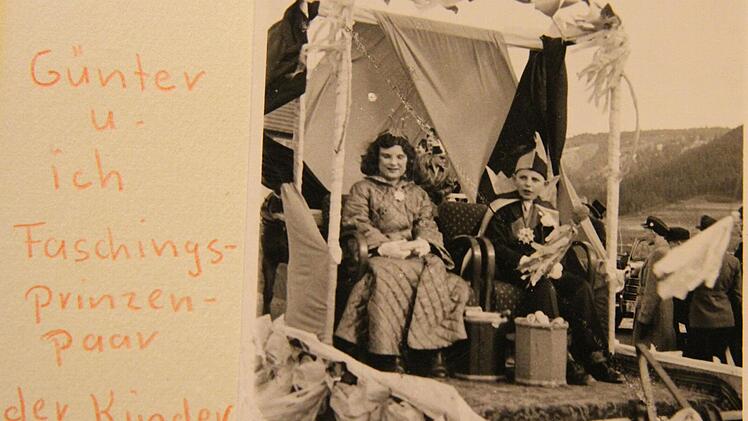 Gabriele Schübel muss über die Fotos heute noch lachen. Denn ihr goldener Mantel wurde zwar eigens für den Fasching genäht, später aber zum Bademantel umfunktioniert. Foto: privat